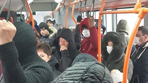 FOTO Aglomerație în autobuzele din București. STB a redus numărul curselor cu un sfert, instituțiile publice refuză să își lase funcționarii să lucreze de acasă