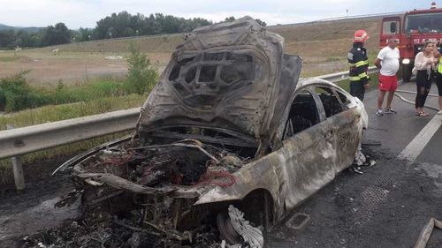 O maşină a luat foc pe autostrada A1, în Hunedoara/ Trei persoane s-au autoevacuat