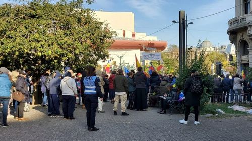 Câțiva protestatari au etalat în Piața Universității un banner inscripționat cu „VAKCIN MACHT FREI”, la o zi distanță de la sărbătoarea națională de comemorare a victimelor Holocaustului