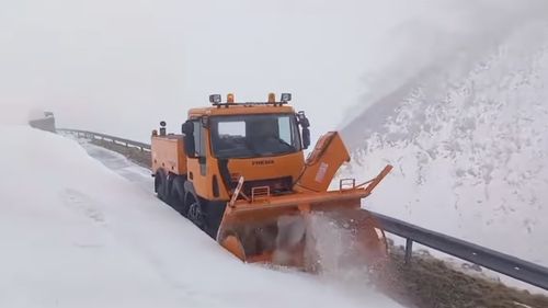 Circulaţia rutieră pe Transalpina, oprită până miercuri, din cauza viscolului şi a poleiului