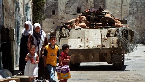 Focuri de armă israeliene au ucis cel puţin 25 de persoane în Gaza / Între timp, Netanyahu spune că le va permite palestinienilor să plece