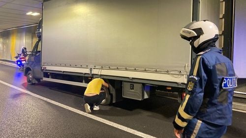 Încă un camion rămâne blocat în Pasajul Unirii, de la finalizarea lucrărilor de reabilitare / Traficul rutier, oprit prin pasaj