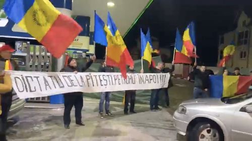 VIDEO George Simion împreună cu mai mulți protestatari au blocat o benzinărie OMV din Ploiești