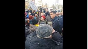 Protest-fiasco al AUR în toată țara: La Constanța, Teodosie s-a lepădat de evenimentul organizat de Simion la Arhiepiscopie / Câteva zeci de manifestanți în localitățile din țară / Deloc viral în social media