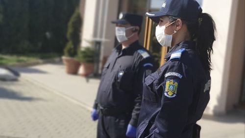 13 participanți la protestul anti-mască din Piața Universității, sancționați de jandarmi cu amenzi în sumă totală de 4000 de lei