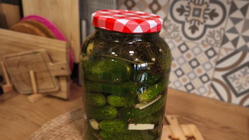 Cum pregătești castraveți murați în saramură după rețeta tradițională/ Trucuri pentru a rămâne crocanți mai mult timp