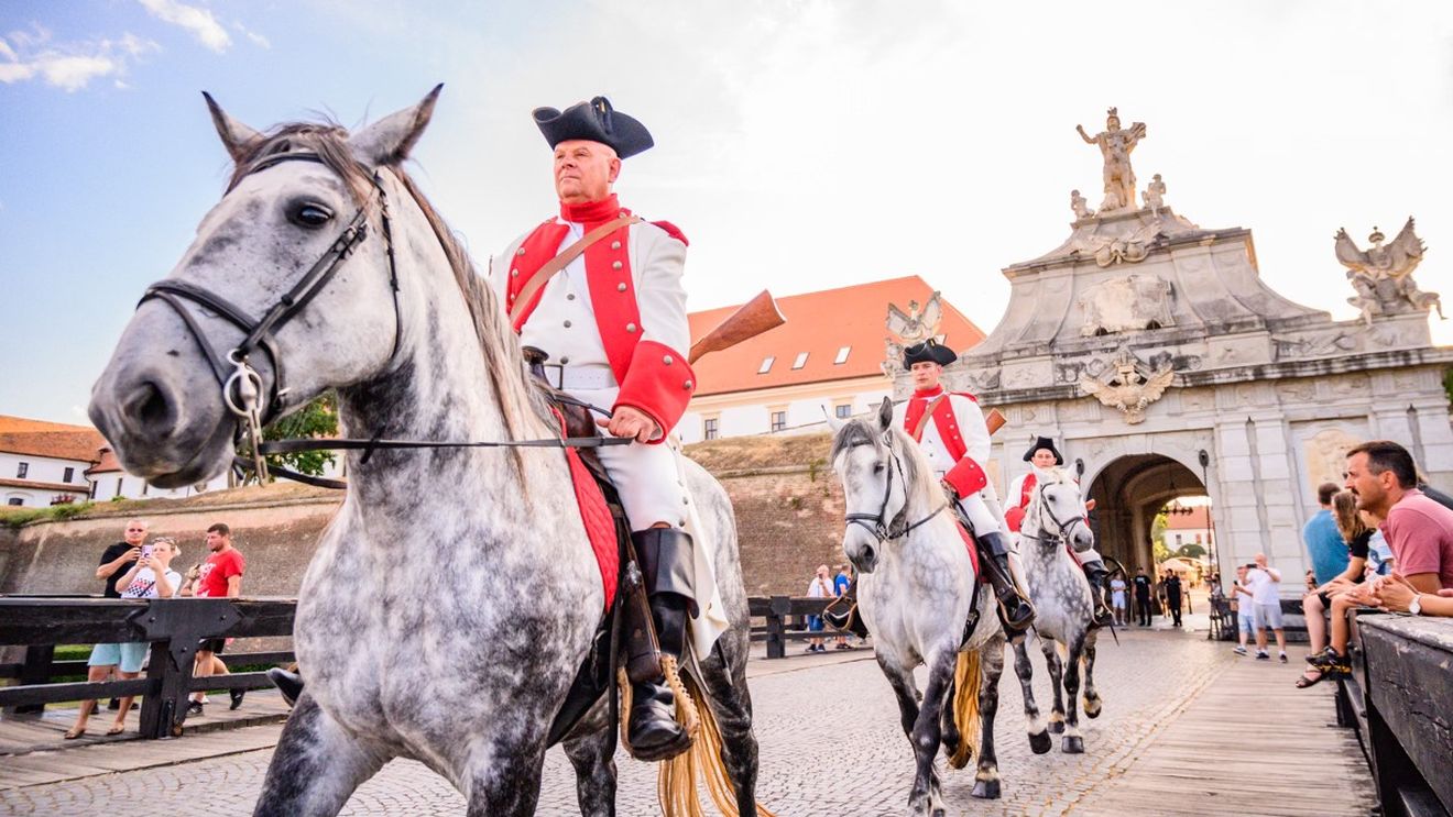 FOTO: Ceremonialul schimbului de gardă revine în Cetatea Alba Carolina din Alba Iulia, cu prilejul deschiderii sezonului turistic. Salvele de tun, readuse în program după 6 ani