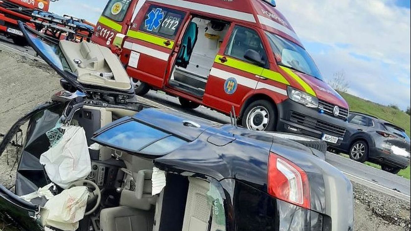 Un accident rutier din Bihor s-a soldat cu șapte victime, patru adulți și trei copii/ O persoană se află în stop cardio-respirator