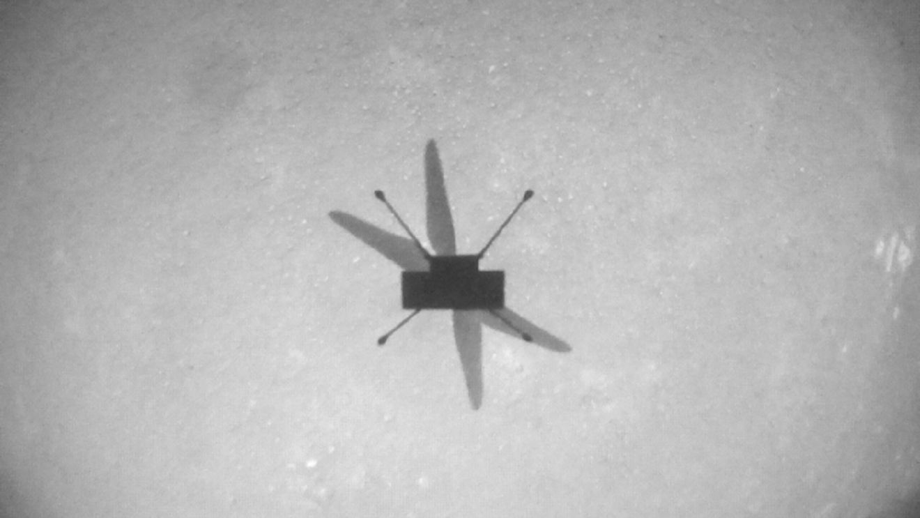 Mini-elicopterul Ingenuity al NASA a efectuat cu succes cel de-al optulea zbor pe Marte și și-a surprins propria umbră într-o fotografie