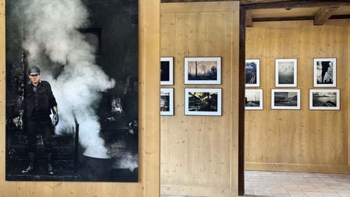 Casa Regelui Charles al III-lea, de la Viscri, se redeschide pentru vizitare. Expoziție de fotografie cu orașul Copșa Mică, între comunism și democrație