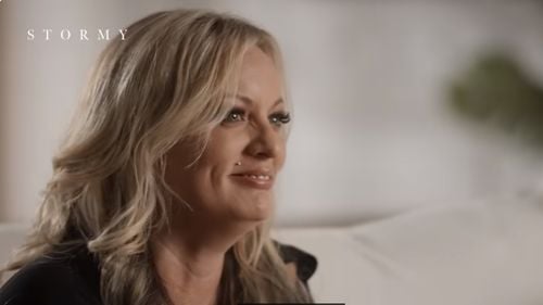 Cine este Stormy Daniels, vedeta de filme pentru adulți aflată în centrul condamnării lui Trump pentru bani tăinuiţi? Cum a fentat întrebările-cheie ale apărării fostului președinte american