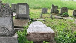 Cimitirul evreiesc din Bacău a fost profanat, simboluri naziste au apărut pe 18 morminte 