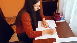 Elevă în clasa a XII-a la un colegiu național: Nu se respectă orarul deloc și nu facem toate orele. Noi lucrăm pe WhatsApp, ne trimitem poze cu rezolvările și exercițiile