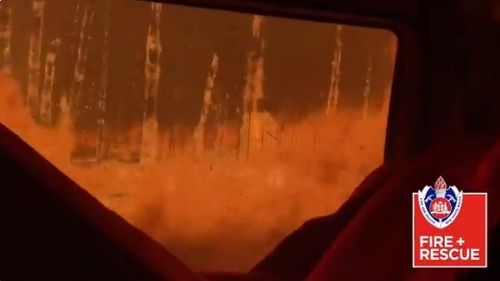 VIDEO Cum se vede dezastrul din Australia dintr-o mașină a pompierilor care trece, la propriu, prin foc