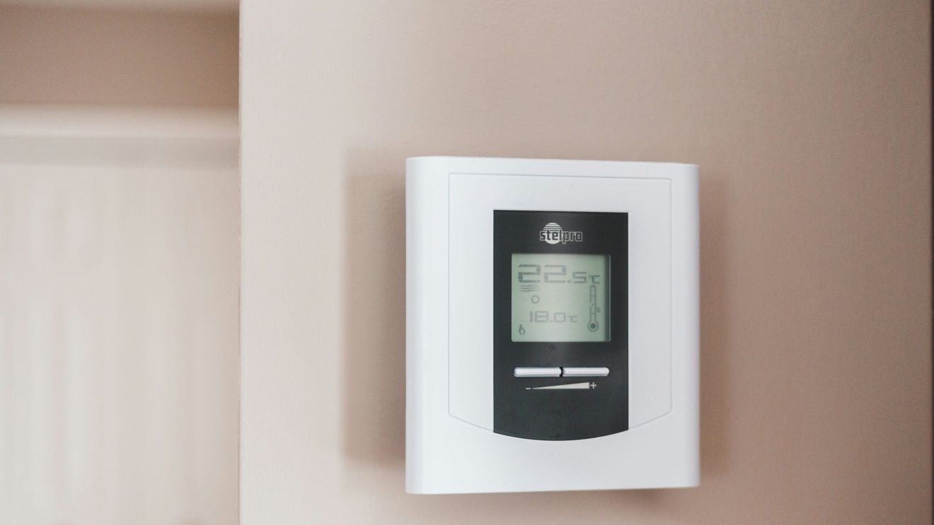 Gadgeturile care te ajută să economisești energie iarna - termostate smart, prize inteligente, aeroterme eficiente