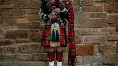 Ultimii fabricanți artizanali de cimpoaie din Scoția / Cimpoiul a fost utilizat pentru a susține moralul soldaților pe câmpurile de bătălie, până la debarcarea în Normandia