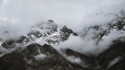 Cel puțin 16 persoane au murit în Pakistan, în urma unei furtuni de zăpadă/ Alți 1000 de oameni sunt blocați în mașini așteptând să fie evacuați