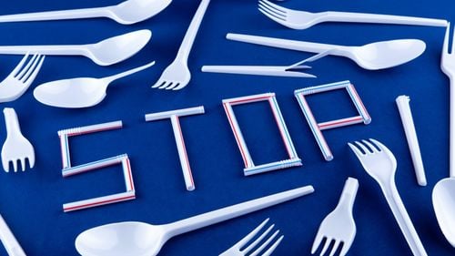 Anglia va interzice farfuriile și tacâmurile de plastic de unică folosință din motive de mediu