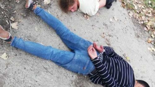 VIDEO Doi tineri care au fugit de poliție, loviți cu sălbăticie de un jandarm în timp ce erau culcați la pământ/ Jandarmeria anunță anchetă