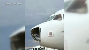 Un avion care decolase din Spania a fost distrus de grindină. O parte din botul aeronavei s-a rupt și parbrizul a fost spart