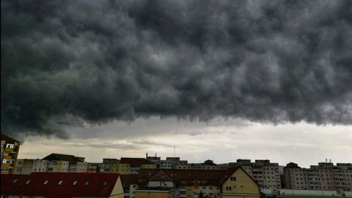FOTO Imagini spectaculoase cu Sibiul acoperit de nori negri în miezul zilei
