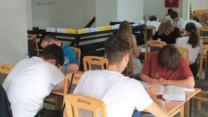 Rezultatele elevilor la Evaluarea Națională 2025 - București, înainte de contestații: A crescut numărul mediilor între 9 și 10 cu echivalentul a 45 de clase - analiză Edupedu