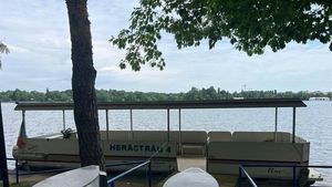 Plimbările cu vaporașul pe lacul Herăstrău se reiau de joi, anunță primarul Capitalei