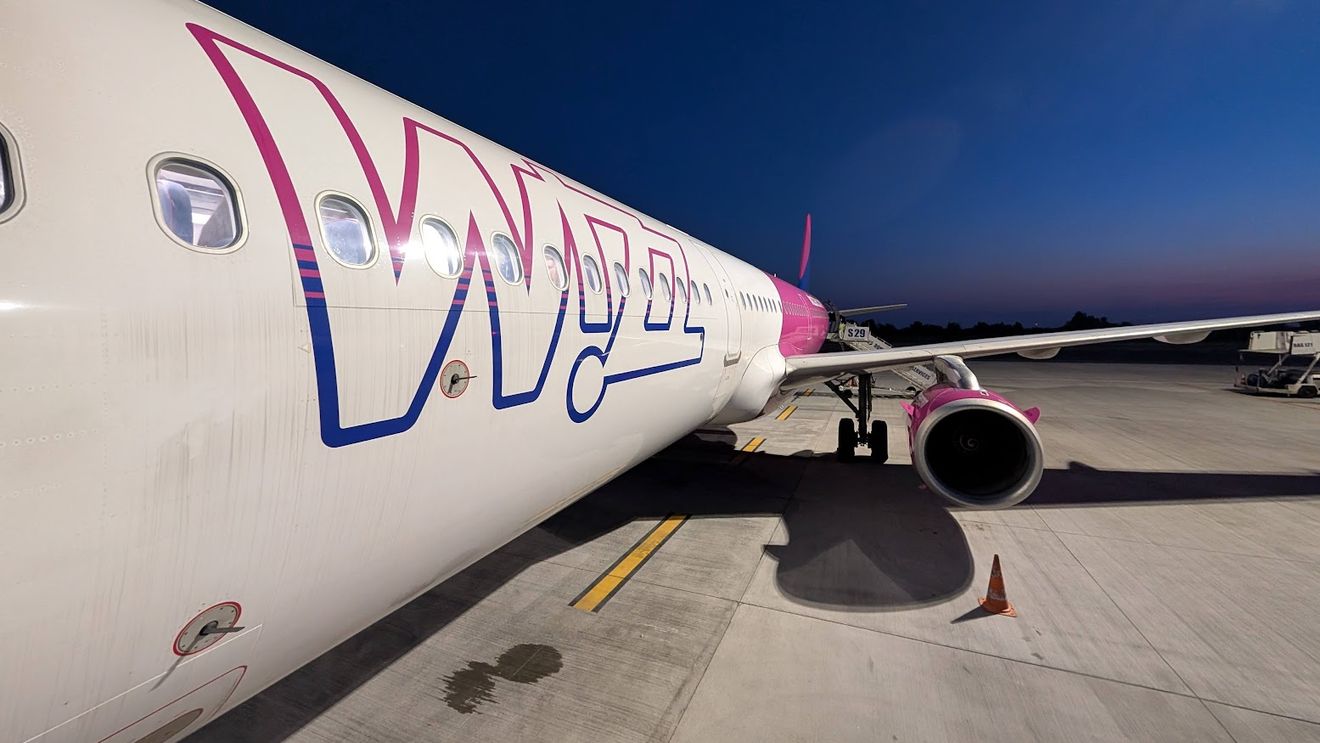 Incendiu în cabina unui avion WizzAir, pe Aeroportul Băneasa: 225 de persoane care se aflau la bord au fost evacuate