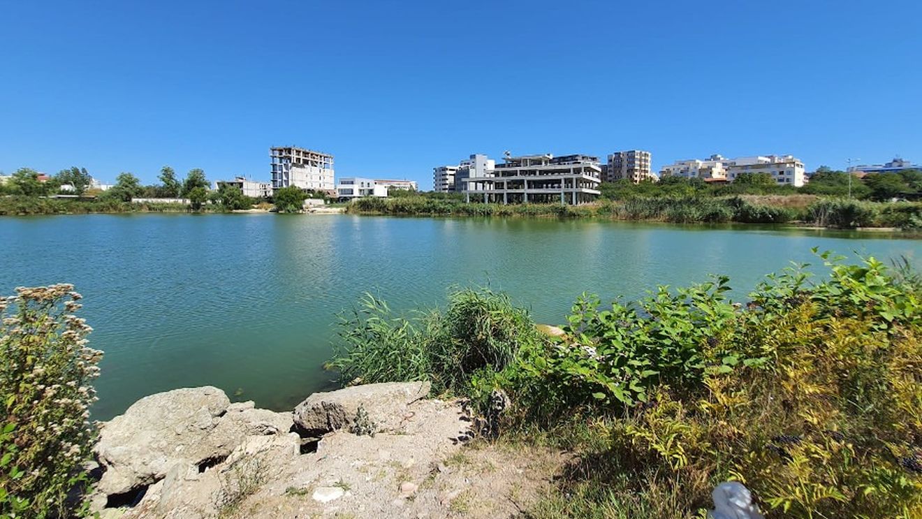 DNA Constanța a trimis-o în judecată pe fosta secretară a lui Radu Mazăre pentru că a aprobat vânzarea subevaluată a unor terenuri de aproape 4000 mp/ Primăria Constanța s-a constituit parte civilă pentru un prejudiciu calculat de procurori la 1,73 milioane de euro