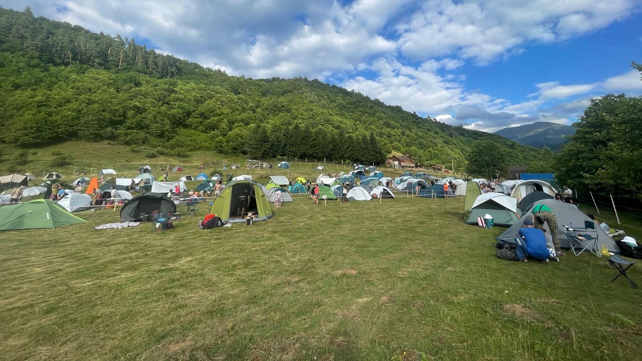 FOTOREPORTAJ | Gard electric pentru urși, rangeri de noapte și concerte care se încheie înainte ca pădurea să adoarmă. Cum arată trei zile la Făgăraș Fest, festivalul de la poalele Munților Făgăraș unde omul învață să intre în natură ca un oaspete, nu ca un stăpân