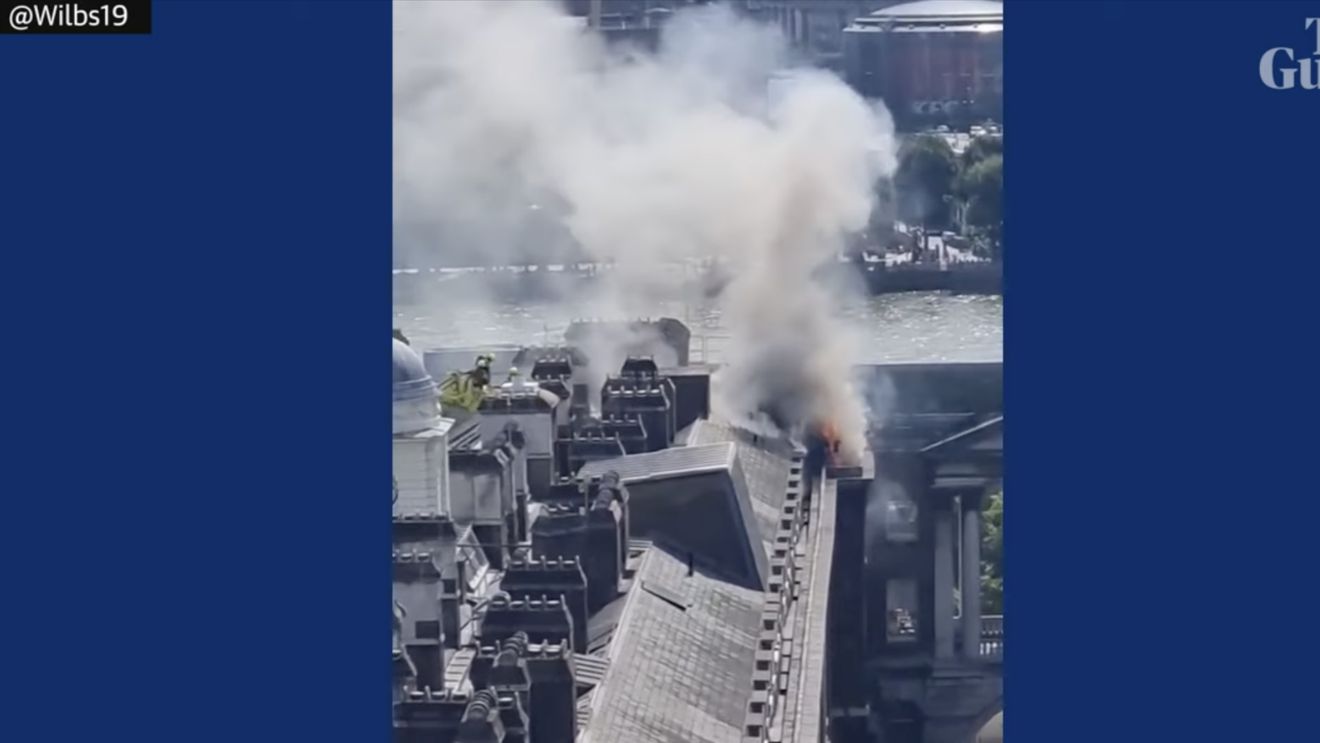 VIDEO Incendiu puternic la Somerset House, în centrul Londrei  / Zeci de pompieri acționează pentru stingerea flăcărilor