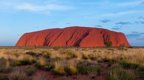 Celebrul Uluru, muntele de granit roșu din Australia, a fost escaladat pentru ultima oară de turiști