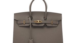 Primul exemplar Birkin, creat pentru Jane Birkin în 1984, va fi scos la licitație de Sotheby’s la Paris