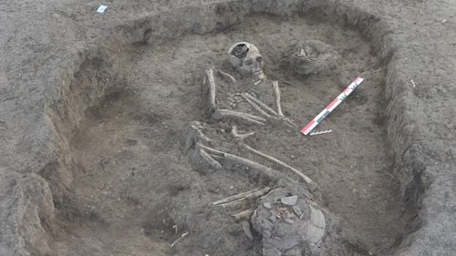 Noi descoperiri arheologice lângă Arena Sepsi din Sfântu Gheorghe: scheletele a opt cai, dar şi zece morminte umane / Arheolog: ”Putem presupune că (…) au fost înmormântaţi câţiva indivizi, probabil veniţi din zona exterioară a Carpaţilor de Curbură„