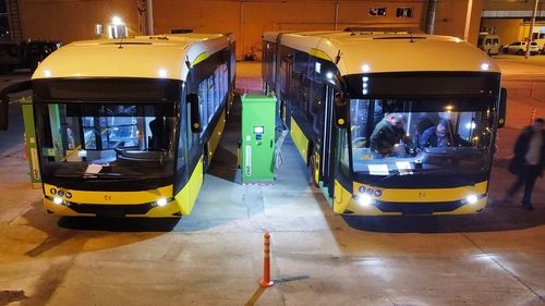 Primele două autobuze electrice din lotul celor cumpărate cu fonduri europene au sosit la Timișoara
