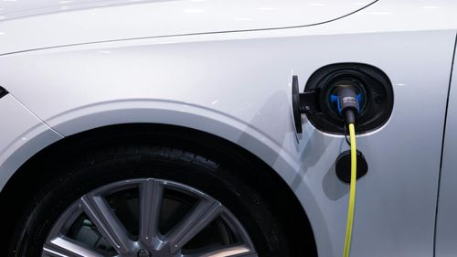 Cel mai amplu studiu european, bazat pe date din trafic: hibridele plug-in consumă cu peste 300% mai mult decât pe hârtie / Mai sunt o soluție de tranziție sau doar o iluzie contabilă?