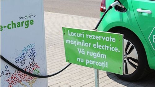 Administraţia Străzilor ar urma să pună la dispoziţie spaţiile pentru amplasarea a 40 de staţii de încărcare pentru vehiculele electrice, până la sfârşitul anului 2025 / Investiția va costa 3,2 mil. lei, majorată suplimentar cu un milion din cauza majorării preţurilor