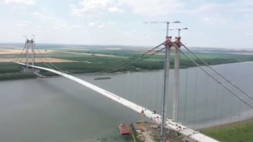 A fost montat ultimul segment de tablier la podul suspendat peste Dunăre de la Brăila și ar putea fi deschis în decembrie / Va fi interzis accesul bicicliștilor și al pietonilor