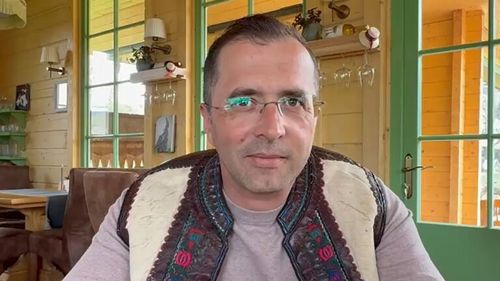 FOTO-VIDEO | A lăsat corporația și s-a întors acasă, în Maramureș, unde a deschis o pensiune și un restaurant / Povestea lui Ionuț Șimon, care a schimbat laptopul pe pieptar și ședințele pe gustul copilăriei: „Părinții au vrut să mă facă domn”