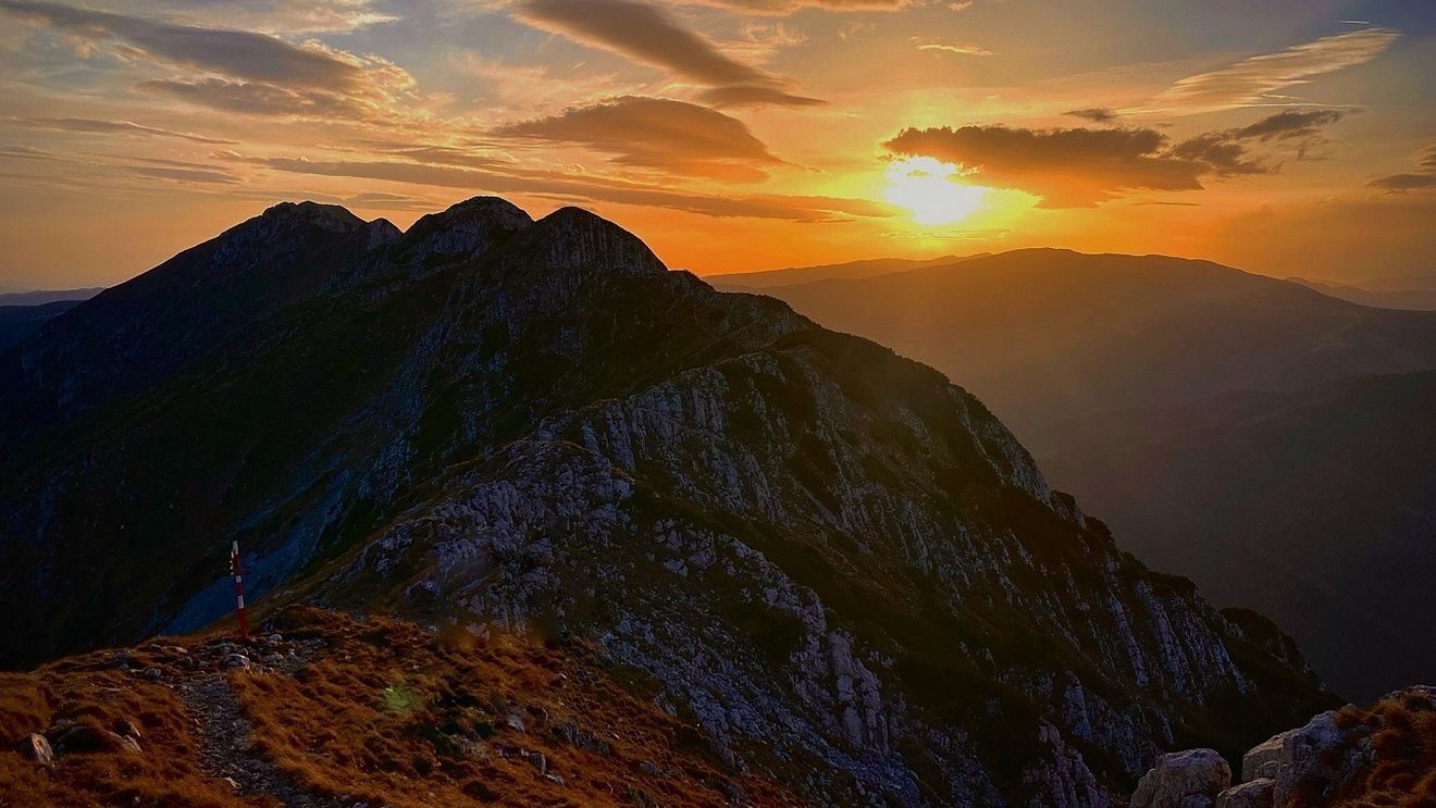 FOTO VIDEO Pauza de respirație: imagini spectaculoase cu peisaje de toamnă din Piatra Craiului
