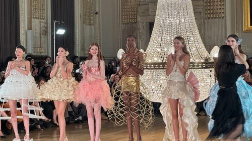 EXCLUSIV Crinoline și corsete reinventate: spectaculos vizual, dar cu riscul kitsch-ului prezentate de Linxi Zhu La London Fashion Week