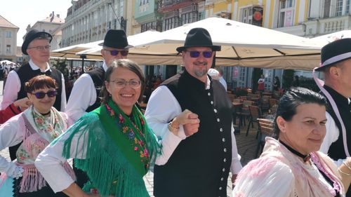 Turism genealogic, în Banat / Un ghid îi plimbă prin locurile natale pe cei plecați de aici / ”O familie și-a luat o cărămidă făcută la Jimbolia în SUA și o țin pe un mileu, în vitrină. Este absolut fabulos„