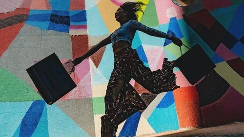 Hainele, pantofii și accesoriile, cele mai multe achiziții online în 2022/ 75% din europeni au comandat electronic bunuri și servicii/ Ce categorii de vârstă comandă cel mai mult 