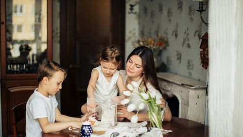 Misiune aproape imposibilă în vremea coronavirusului: Telemunca şi supravegherea copiilor/ "Tată, pui un DVD? De ce sunt atât de multe litere, scrii o carte?"