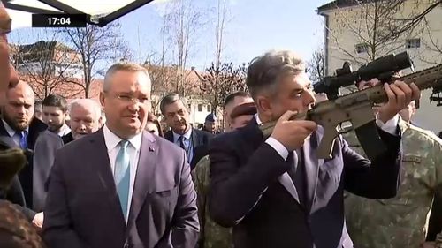 VIDEO Nicolae Ciucă și Marcel Ciolacu, cu armele în mâini, la expoziția de echipamente militare din Târgu Mureș