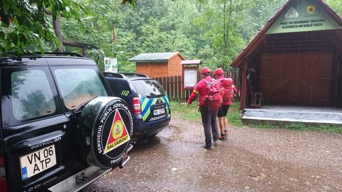 Vrancea: Operaţiune de salvare a două persoane care au plecat încă de sâmbătă din locul de cazare şi nu au mai revenit / Turiştii sunt în stare bună, dar sunt izolaţi din cauza apelor