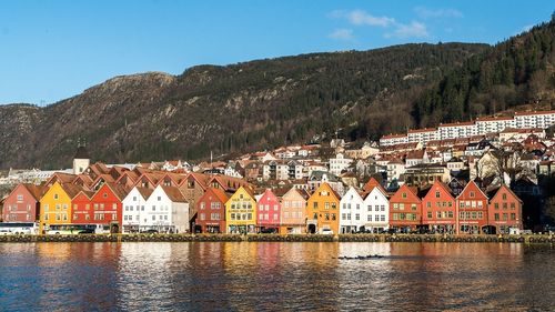 Norvegia şi Marea Britanie au semnat un acord de parteneriat strategic privind apărarea, securitatea, energia şi tranziţia ecologică