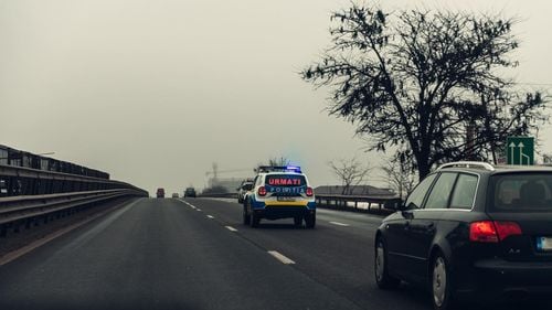 Şase bărbaţi suspectaţi că au blocat o maşină în trafic şi au sechestrat şi agresat un tânăr de 26 de ani, arestaţi preventiv
