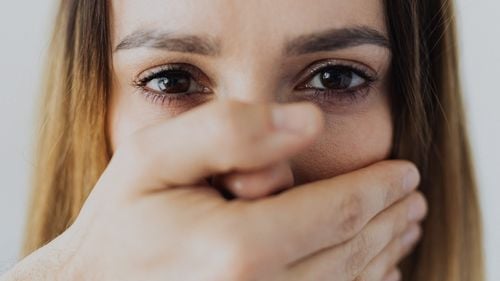 O tânără de 22 de ani, de origine ucraineană, acuză starețul unei mănăstiri în care era cazată de hărțuire sexuală