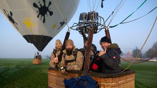 Parașutiștii Jandarmeriei Române, salturi dintr-un balon cu aer cald, în Cehia